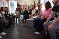 Schülerinnen und Schüler im Workshop mit dem Zeitzeugen Andreas Neudert