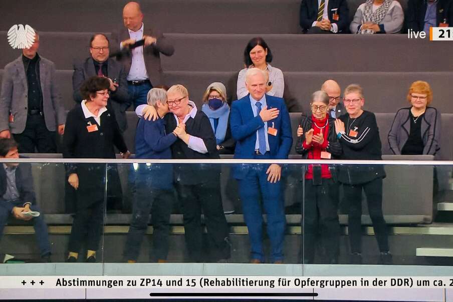 Blick auf die Zuschauertribüne des Deutschen Bundestages mit jubelnden Menschen