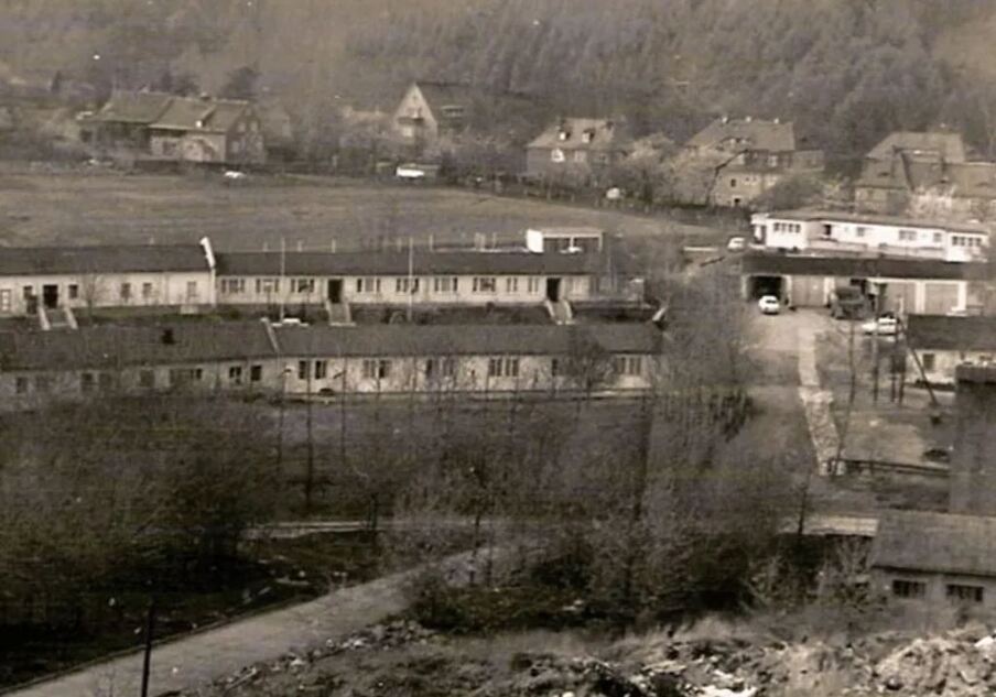 Blick auf den Jugendwerkhof mit verschiedenen Gebäuden