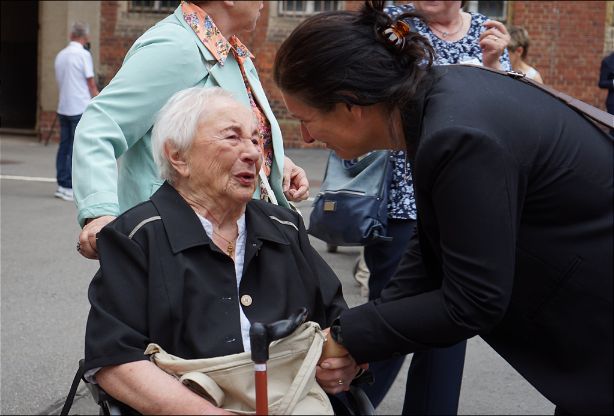 Annemarie Krause und Nancy Aris im Gespräch