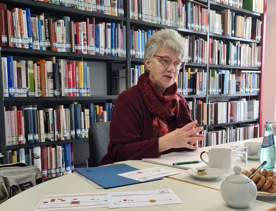 Frau in Beratungsgespräch am Tisch sitzend