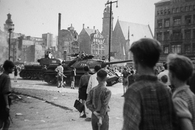 Panzer mit umstehenden Menschen in der Leipziger Innenstadt
