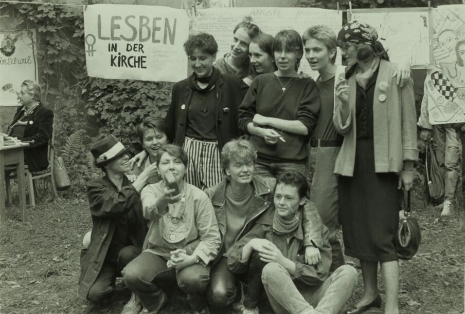 Blick auf eine Gruppe Frauen vor Plakaten