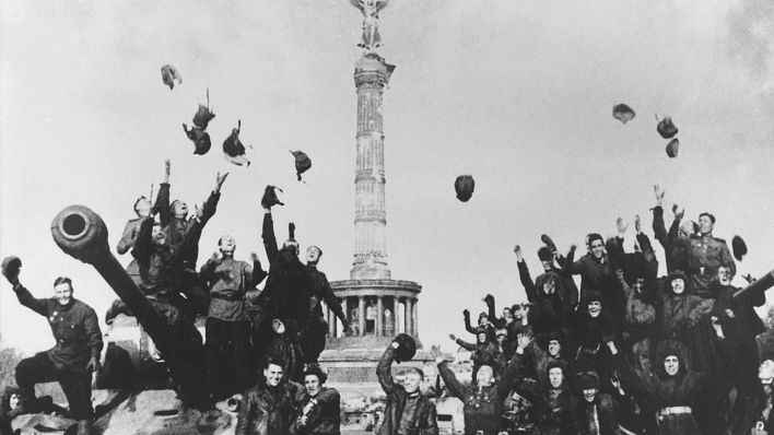 Feiernde Soldaten vor der Siegessäule in Berlin