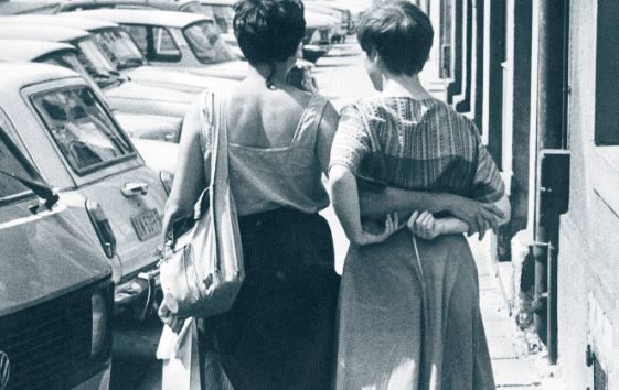 Zwei Frau auf der Straße