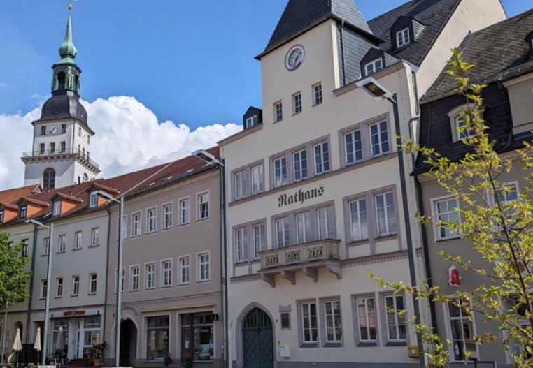 Blick auf eine Häuserzeile, darunter das Rathaus von Frankenberg