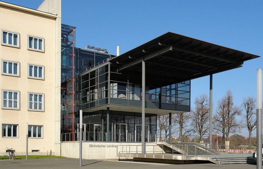 Blick auf den Eingang des neuen Landtagsgebäudes