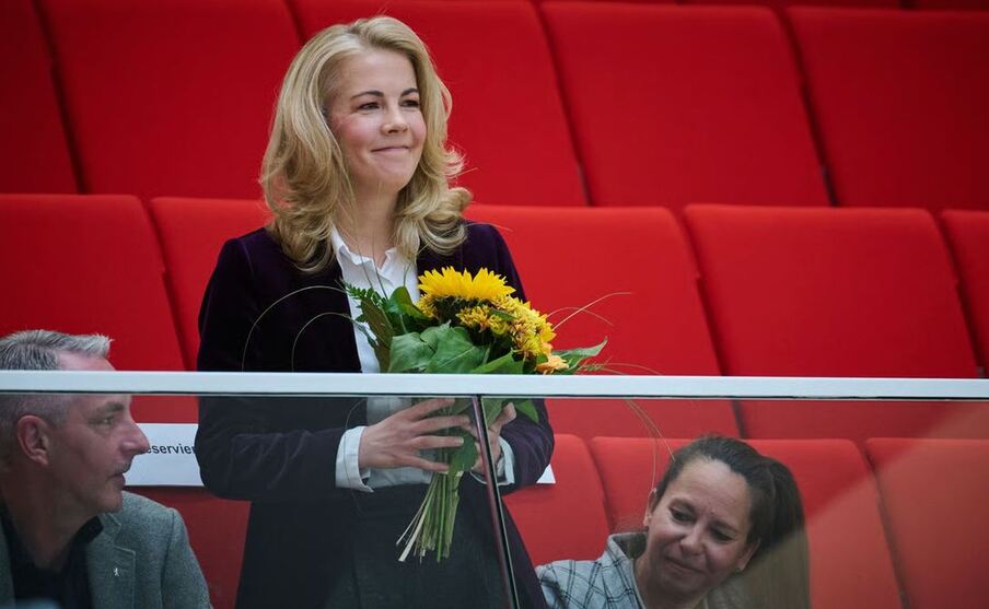 Linda Teuteberg auf Tribüne mit Blumenstrauss
