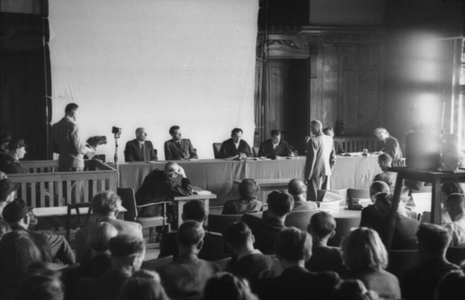 Blick in eine Gerichtsverhandlung in einem Saal